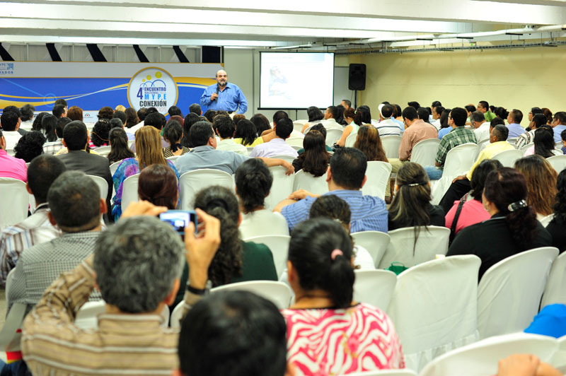 Participantes tomando taller empresarial